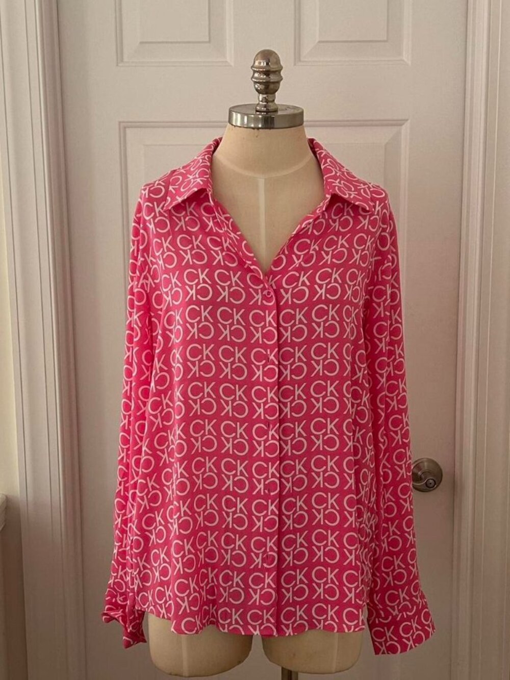 CALVIN KLEIN hot pink printed logo button down